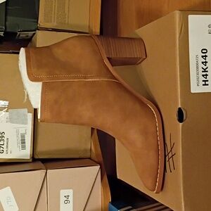 Unbranded chunky stacked heel bootie